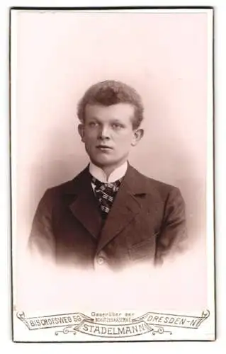 Fotografie Aug. Stadelmann, Dresden, Bischofsweg 56, Porträt eines jungen Mannes