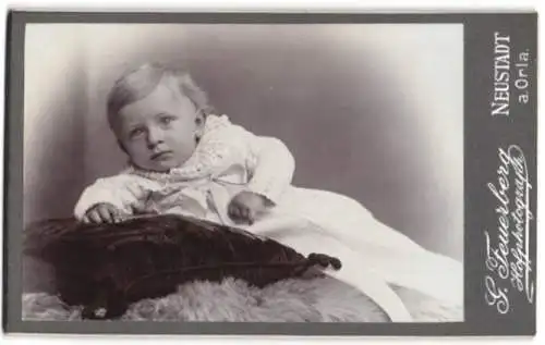 Fotografie G. Feuerberg, Neustadt an der Orla, Kleinkind auf einem Kissen
