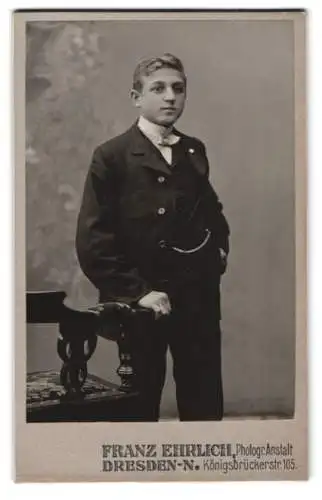 Fotografie Franz Ehrlich, Dresden-N., Königsbrückerstr. 105, Junger Mann im Anzug