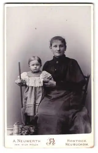 Fotografie A. Neuwirth, Rostock, Eselföter-Str. 28, Mutter mit Kind