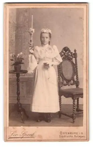 Fotografie Leo Speck, Offenburg i. B., Städtische Anlagen, Mädchen mit Kerze und Blumen