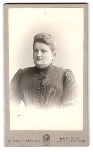 Fotografie Globus Atelier, Berlin, Leipziger-Str. 132/135, Porträt einer Frau mit hochgestecktem Haar