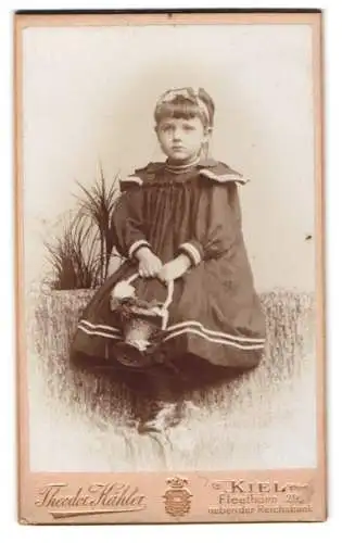 Fotografie Theodor Kähler, Kiel, Fleethorn 29, Mädchen mit Korb