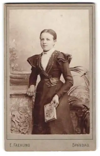 Fotografie E. Faehling, Spandau, Potsdamerstr., Porträt einer Frau mit Buch