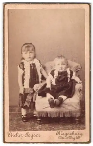 Fotografie Atelier Seyser, Magdeburg, Breite Weg 269, Zwei Kinder auf einem Sessel