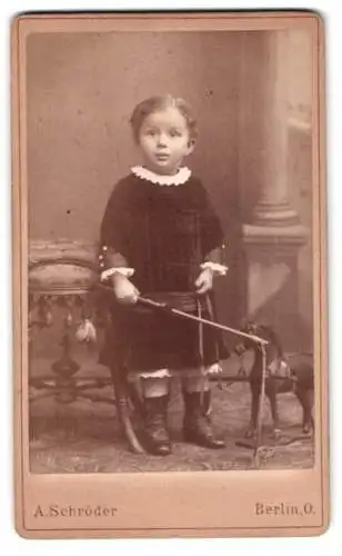 Fotografie A. Schröder, Berlin, Gr. Frankfurter-Str. 117, Kind mit Spielzeugpferd