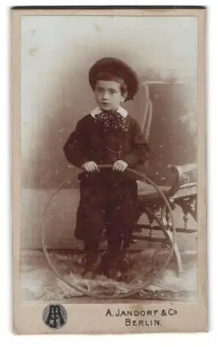 Fotografie A. Jandorf & Co., Berlin, Leipzigerstr. 64, Junge mit Reifen