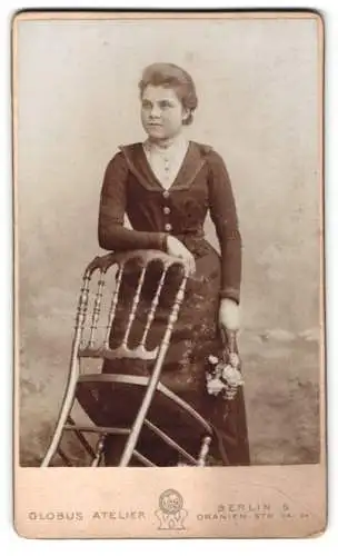 Fotografie Globus Atelier, Berlin, Oranienstr. 52/55, Dame mit Stuhl und Blumenstrauss