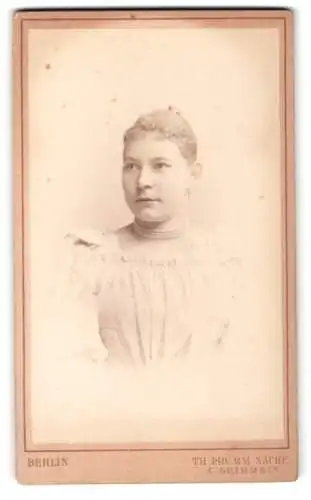 Fotografie Th. Prümm Nachf., Berlin, Unter den Linden 51, Porträt einer jungen Frau