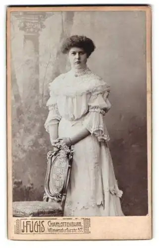 Fotografie J. Fuchs, Charlottenburg, Wilmersdorferstr. 57, Elegante Dame im klassischen Kleid