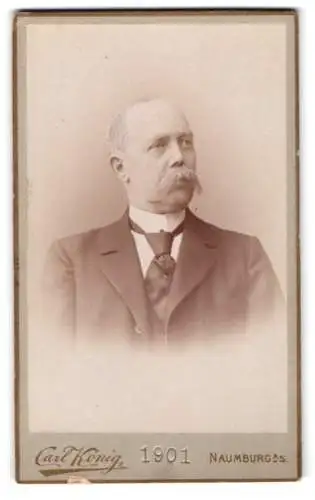 Fotografie Carl König, Naumburg a. S., Poststrasse, Porträt eines Herrn im Anzug