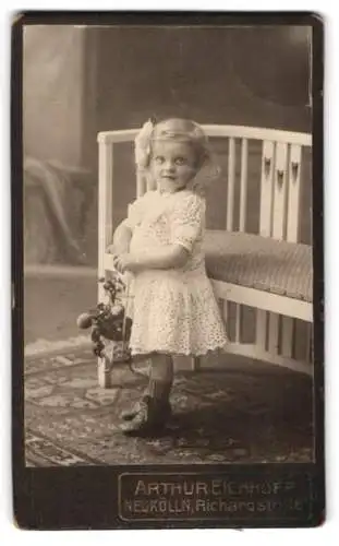 Fotografie Arthur Eichhoff, Neukölln, Richardstrasse 116, Kleines Kind im weissen Kleid