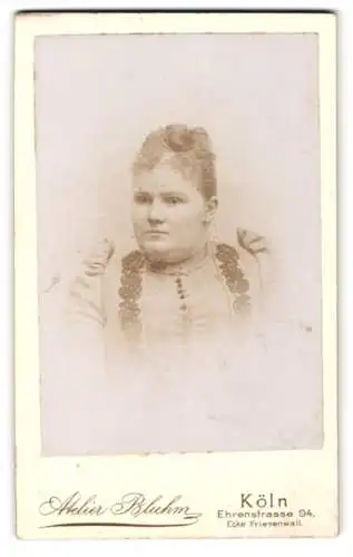 Fotografie Atelier Bluhm, Köln, Ehrenstrasse 94, Porträt einer Frau