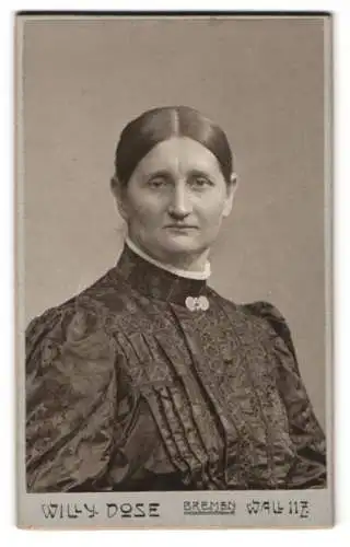 Fotografie Willy Dose, Bremen, Wall 117, Porträt einer Dame in eleganter Kleidung