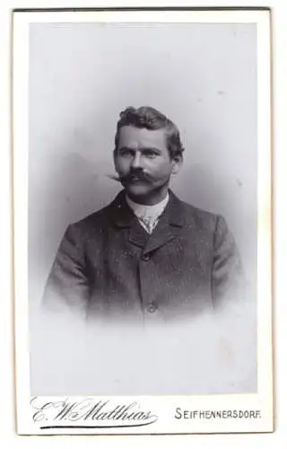 Fotografie E. W. Matthias, Seifhennersdorf, Porträt eines Herrn mit Schnurrbart