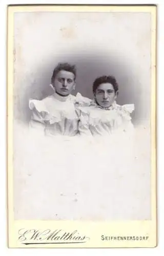 Fotografie E. W. Matthias, Seifhennersdorf, Zwei Damen in eleganter Garderobe