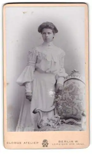 Fotografie Globus Atelier, Berlin W., Leipziger Str. 132/135, Frau in elegantem Kleid