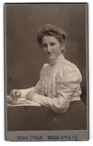 Fotografie Willy Dose, Bremen, Wall 117, Frau an Tisch sitzend