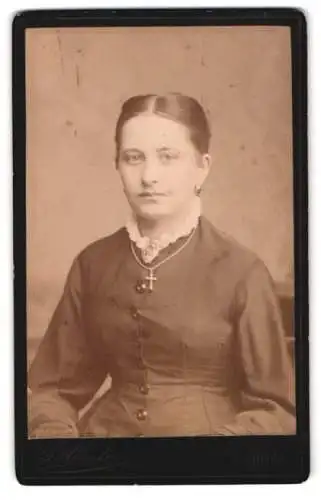 Fotografie Haeusler, Apolda, Dame mit Kreuzkette