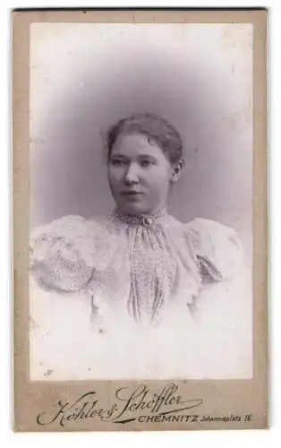 Fotografie Köhler & Schöffler, Chemnitz, Johannisplatz 16, Porträt einer jungen Frau
