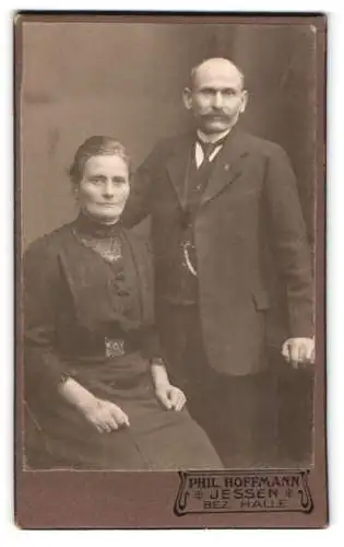 Fotografie Phil. Hoffmann, Jessen /Halle, Paar in eleganter Kleidung