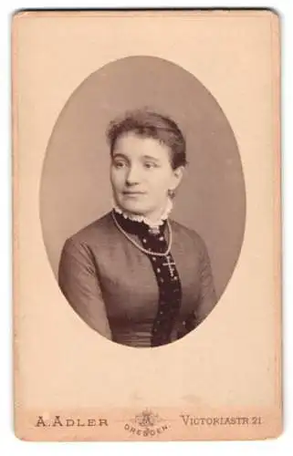 Fotografie A. Adler, Dresden, Victoriastr. 21, Dame in tailliertem Kleid