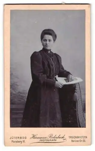 Fotografie Hermann Rohrbeck, Jüterbog, Planeberg 10, Dame mit Buch