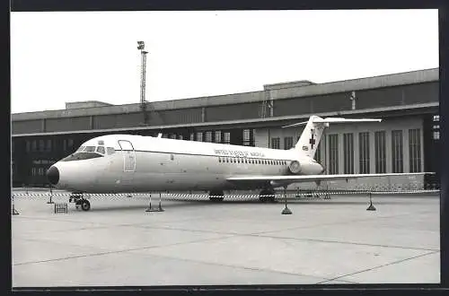 Fotografie Flughafen Berlin-Tempelhof, Flugzeug Douglas DC-9 10881 Rotes Kreuz United States of America