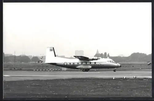 Fotografie Flugzeug Zweimotoriger Hochdecker auf dem Flughafen Berlin-Tempelhof