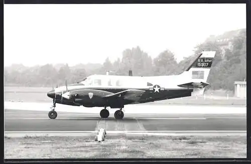 Fotografie Flugzeug Niederdecker der US Army 15907 auf dem Flughafen Berlin-Tempelhof