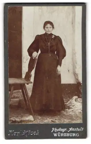 Fotografie Karl Hösch, Würzburg, Frau in schwarzem Kleid
