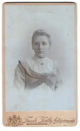 Fotografie Friedr. Kolby, Zwickau, Plauensche Strasse, Porträt einer Frau in elegantem Kleid