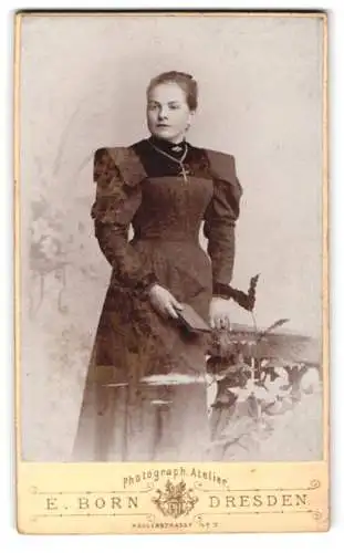 Fotografie E. Born, Dresden, Pragerstrasse 7, Dame in elegantem Kleid