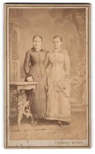 Fotografie Benda, Prag, Mariánská ulice 25, Zwei Damen in eleganter Kleidung