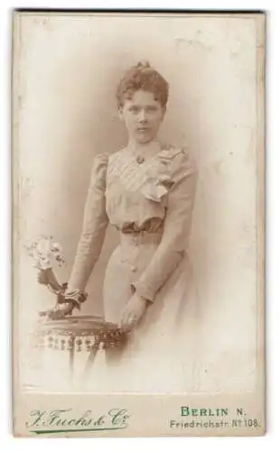 Fotografie J. Fuchs & Co., Berlin, Friedrichstr. Nr. 108, Dame im eleganten Kleid