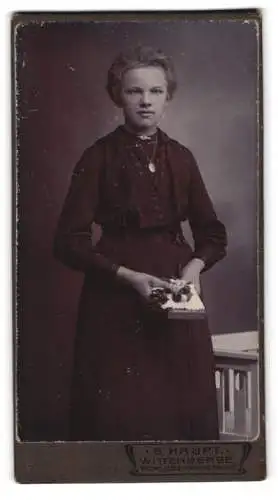 Fotografie G. Haupt, Wittenberge, Perlebergerstrasse 150, Porträt einer jungen Frau mit Blumen
