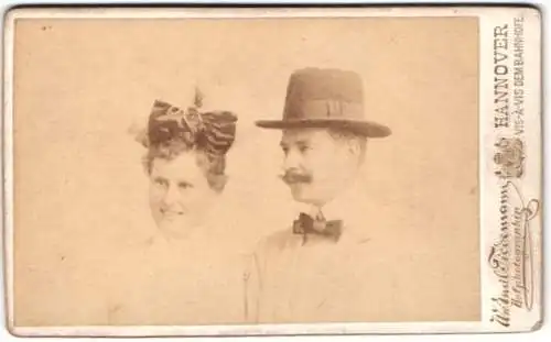 Fotografie Emil Tiedemann, Hannover, Ernst August Platz 5, Porträt eines stilvollen Paares