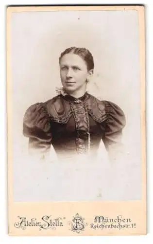 Fotografie Atelier Stella, München, Reichenbachstrasse 1a, Porträt einer Frau in elegantem Kleid