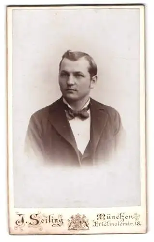 Fotografie J. Seiling, München, Prielmayerstr. 18, Porträt eines eleganten Mannes