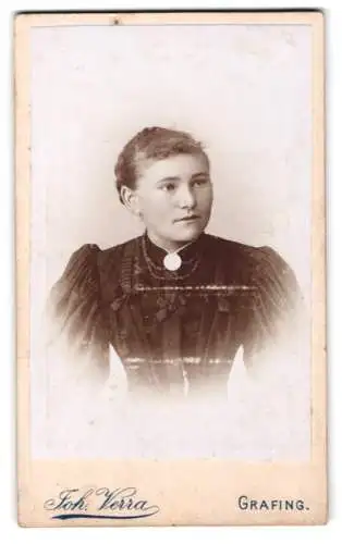 Fotografie Joh. Verra, Grafing, Gries-Str., Porträt einer jungen Frau