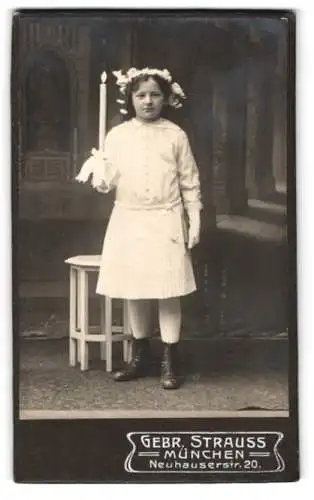 Fotografie Gebr. Strauss, München, Neuhauserstr. 20, Mädchen mit Kerze
