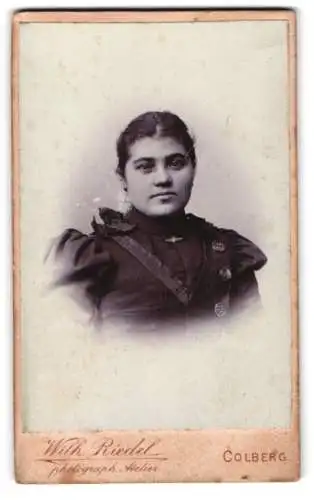 Fotografie Wilh. Riedel, Colberg, Pfannschmieden 1, Portrait einer jungen Frau