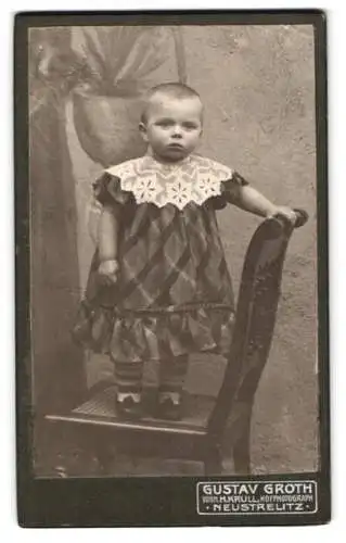 Fotografie Gustav Groth, Neustrelitz, Glambeckerstrasse 9, Kleinkind auf Stuhl