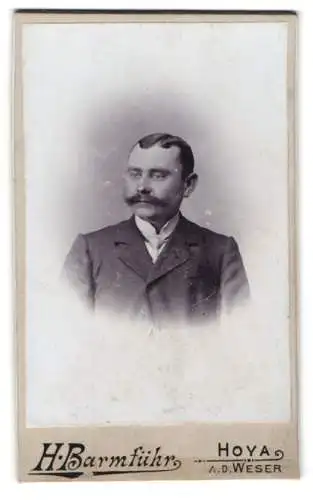 Fotografie H. Barmführ, Hoya a. d. Weser, Mann mit markantem Schnurrbart