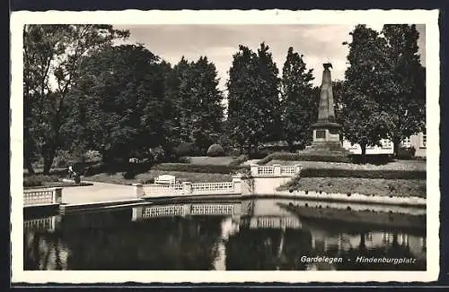 AK Gardelegen, Hindenburgplatz mit Obelisk, vom Wasser gesehen