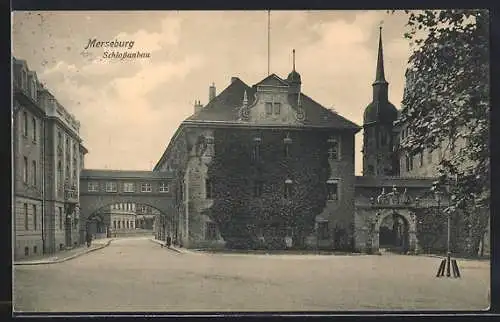 AK Merseburg, Am Schlossanbau, Panorama mit Tordurchgängen und Turm