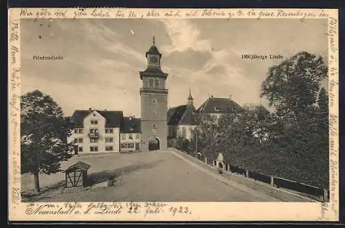 AK Neuenstadt a. d. Linde, Panorama mit Friedenslinde, 1000jähriger Linde und Torturm