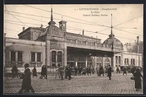 AK Ludwigshafen / Rhein, Hauptbahnhof mit Passanten