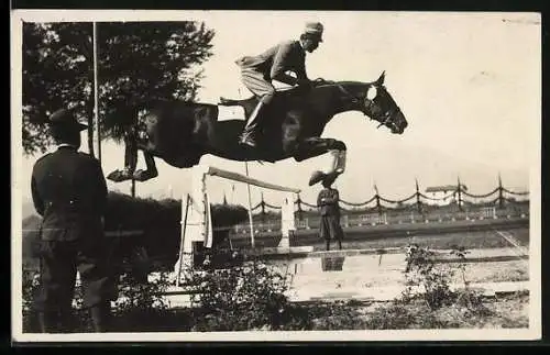 Foto-AK Reiter beim Sprung über die Hürde auf einem Sportplatz