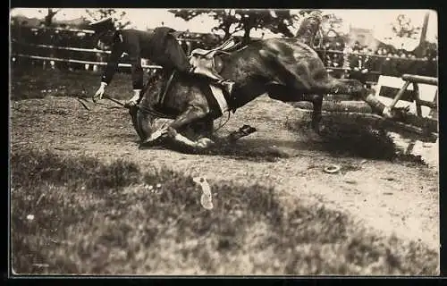 Foto-AK Springreiter und Pferd beim Sturz hinter dem Wassergraben